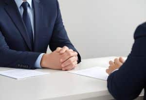 Vertragsgespräche am Bürotisch