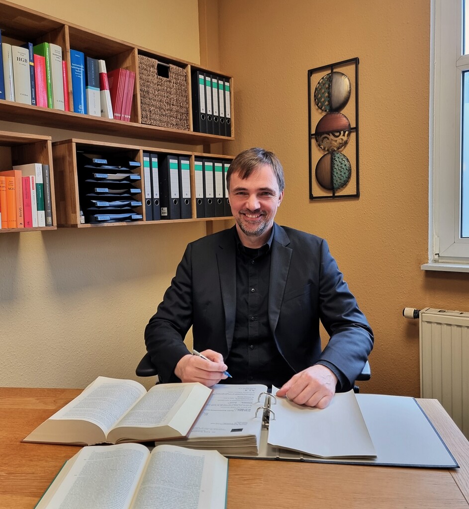 Zur Person - Herr Rechtsanwalt Dr. Lutz Schmidt, LL.M., Fachanwalt für Arbeitsrecht, am Schreibtisch bei der Arbeit