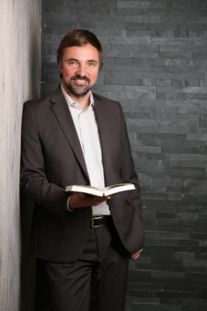 Dr. Lutz Schmidt, Experte und Fachanwalt für Arbeitsrecht, lächelt in die Kamera