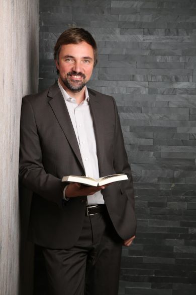 Dr. Lutz Schmidt, Experte und Fachanwalt für Arbeitsrecht, lächelt in die Kamera