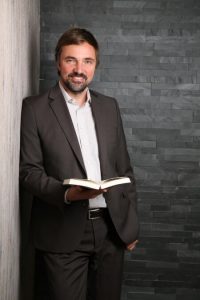 Dr. Lutz Schmidt, Experte und Fachanwalt für Arbeitsrecht, lächelt in die Kamera