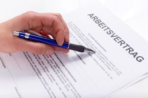Mitarbeiter prüft neuen Arbeitsvertrag